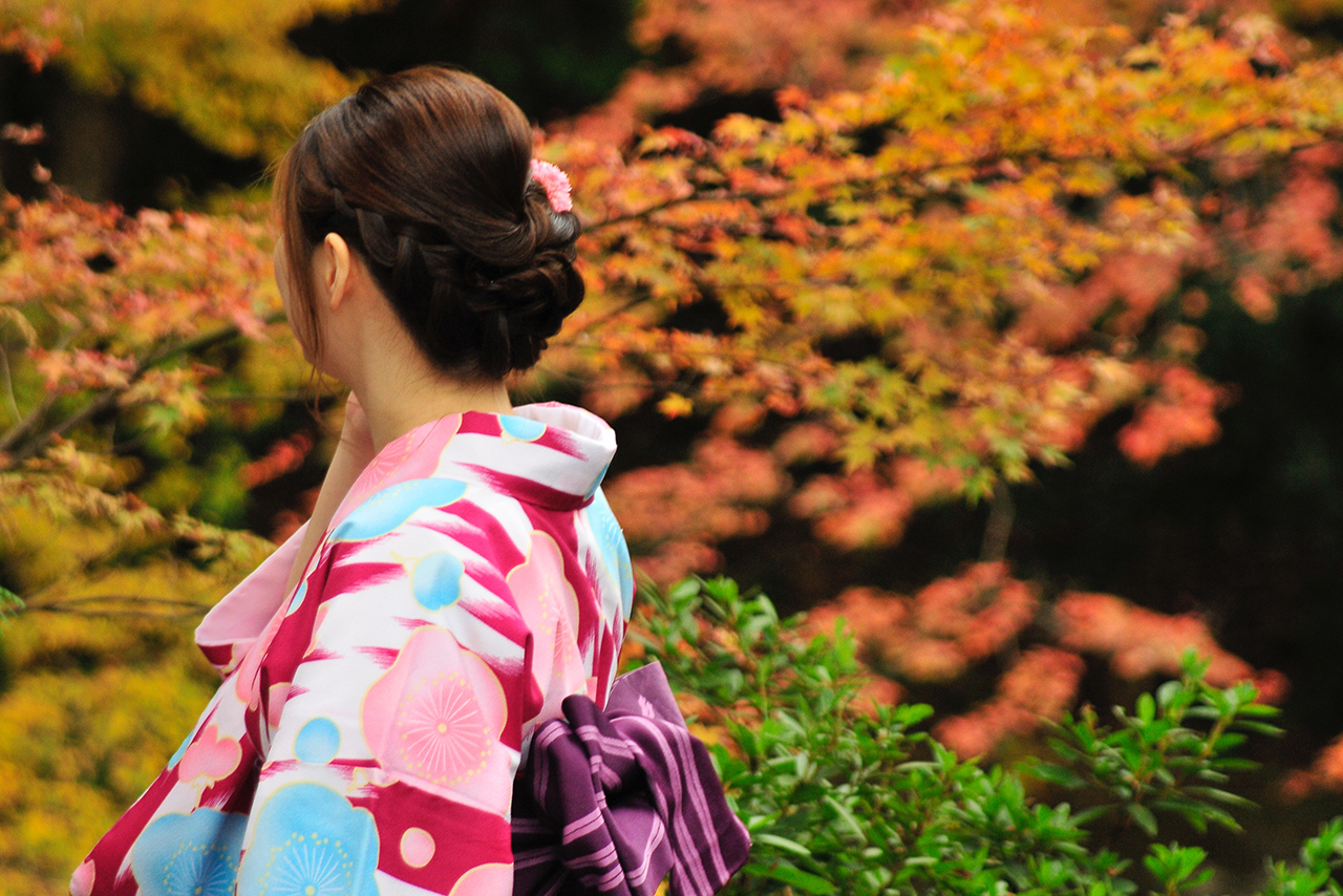 紅葉と着物の女性