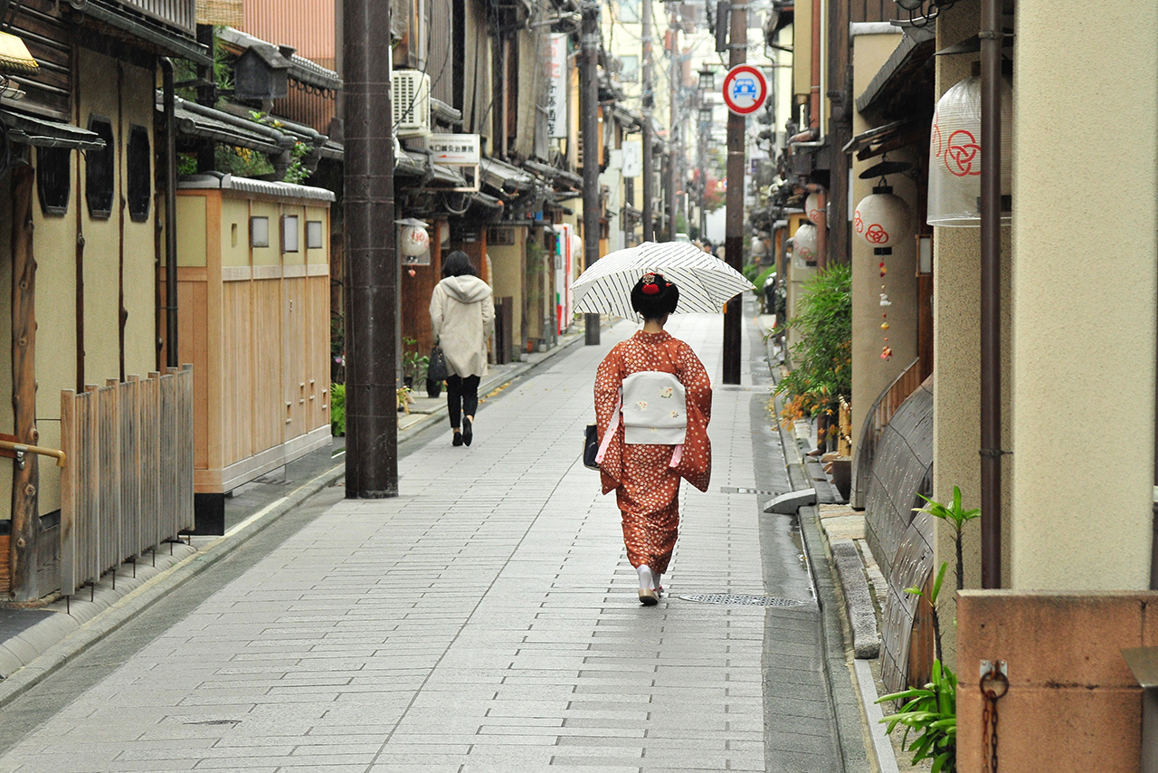 京都の町を歩く着物の女性